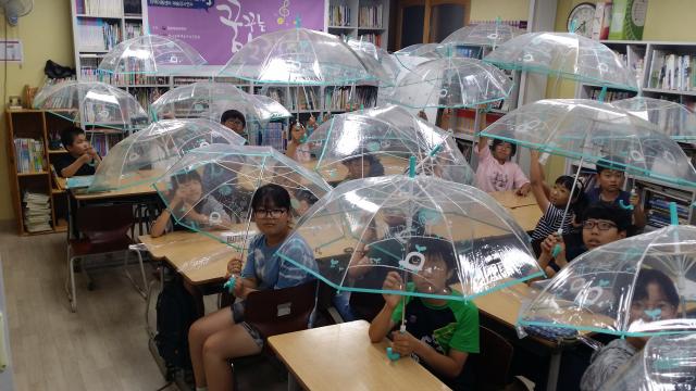 2017 비 오는 날 나의 친구, 투명우산으로 안전하게 다닐 수 있어요! 관련사진