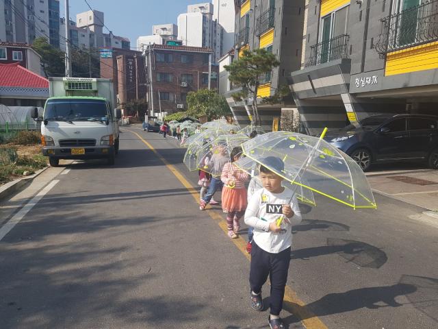2017 어린이 교통안전 투명우산 나눔활동 후기 관련사진