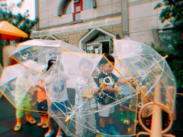 비오는 날 투명우산이 어린이의 안전을 지켜줍니다. 관련사진