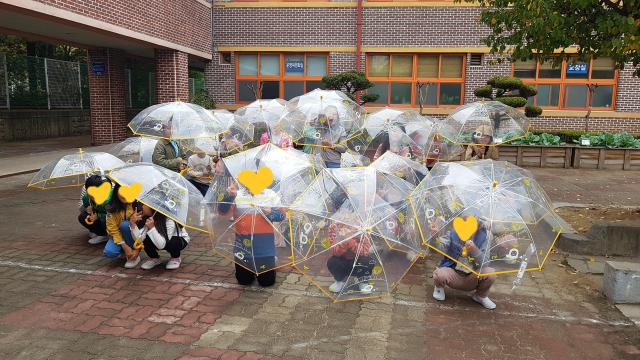 투명우산으로 더욱 안전한 등굣길을! 관련사진